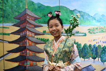 古代衣装着用体験する少女