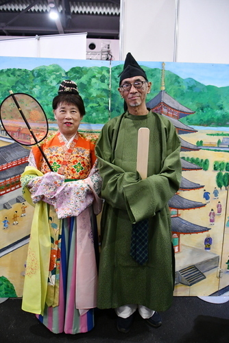 古代衣装着用体験する夫婦(縦)2