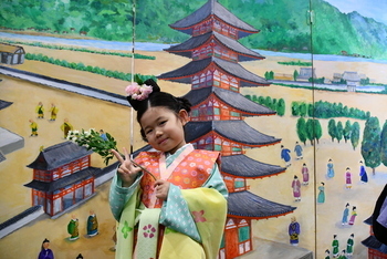 古代衣装着用体験する少女2