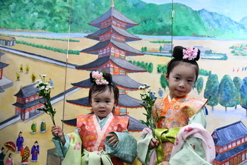 古代衣装着用体験する少女2人
