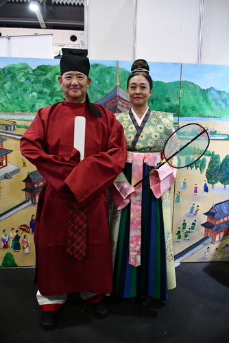 古代衣装着用体験する夫婦(縦)3