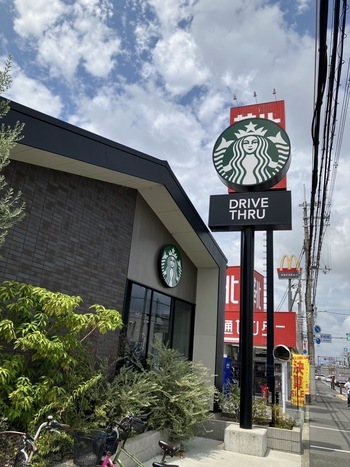 スターバックスコーヒー店舗の外観写真