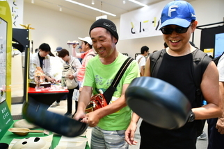 フライパンを持つ男性たち