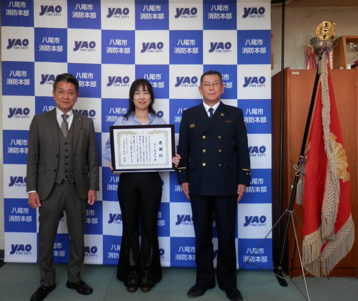 写真:署長、感謝状と共に記念写真