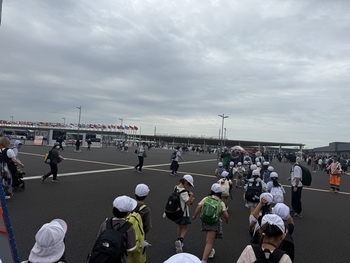 整列して入場ゲートに向かう児童