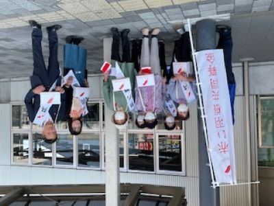 写真：大松市長　令和5年度赤い羽根共同募金運動 街頭啓発での様子　10月1日