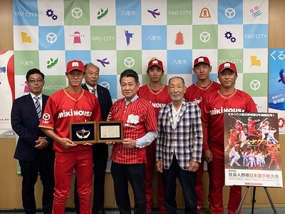 写真：大松市長 表敬訪問【ミキハウス硬式野球部様】の様子 10月20日