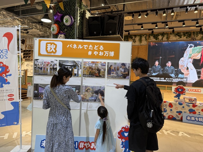 写真：パネル展示　来場者