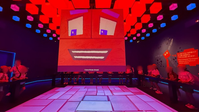 関西万博を見学している児童