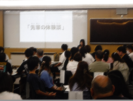 先輩の話を聞いている様子