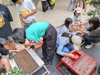 たねまきしている1