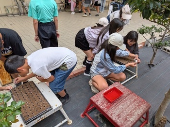 たねまきしている2