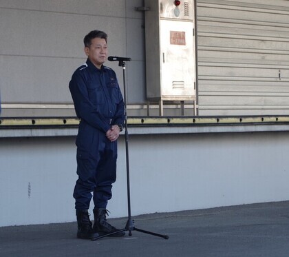 大松佳右八尾市長が敬礼をうけています