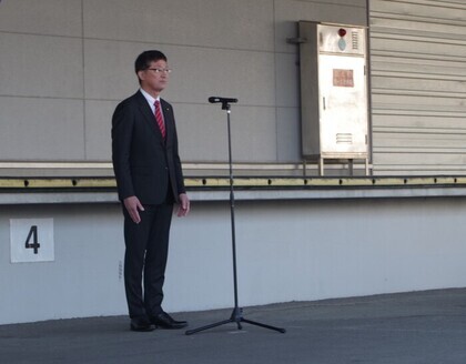 竹田孝吏八尾市議会議長が敬礼をうけています