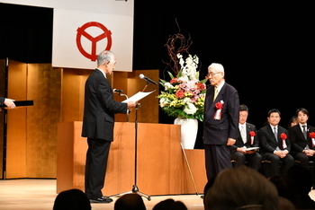豊かな老後川柳　最優秀作品応募者への授賞式