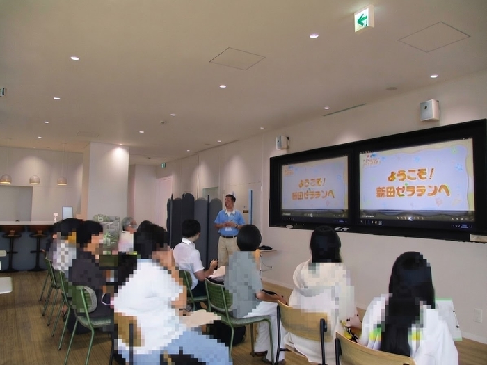 説明を受けている様子