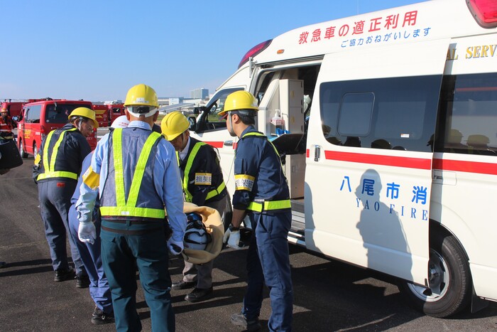 救難隊によって救急車へ傷病者を搬送する