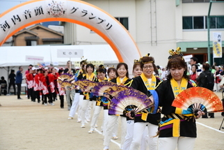 扇を持って河内音頭を踊る様子