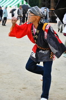 雨の中踊る男性