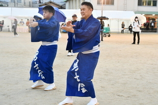 キレッキレの踊りを踊る男性二人