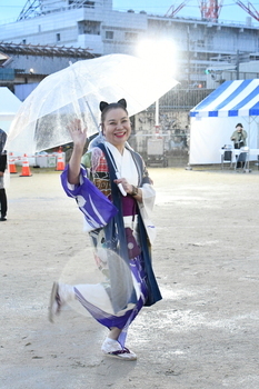 傘を差しながらくるくると軽やかに踊る女性