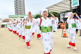笑顔で河内音頭を踊る女性たち