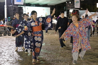 踊りを教えている参加者