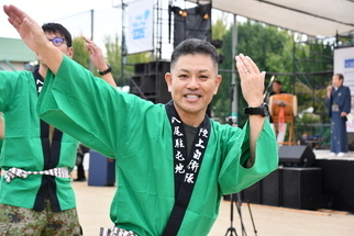 笑顔で河内音頭を踊る男性