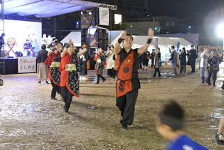 水浸しのグラウンドで踊る人々