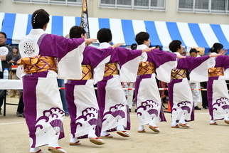 河内音頭を踊る後ろ姿