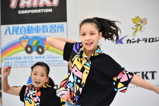 笑顔でダンスを踊る女性