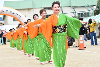 美しい衣装に身をつつみ河内音頭を踊る女性たち