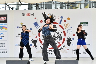 見事なダンスを踊る女性グループ