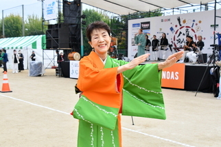 笑顔で踊る女性