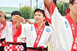 グランプリで踊る男性