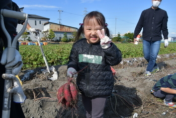 収穫を喜ぶ少女