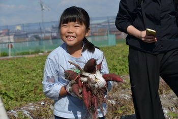 収穫を喜ぶ少女