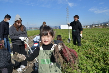 収穫して嬉しそうな女の子
