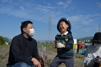 体験を楽しむ親子