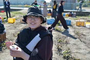 ジェラートを楽しむ女性