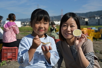 ジェラートを楽しむ親子