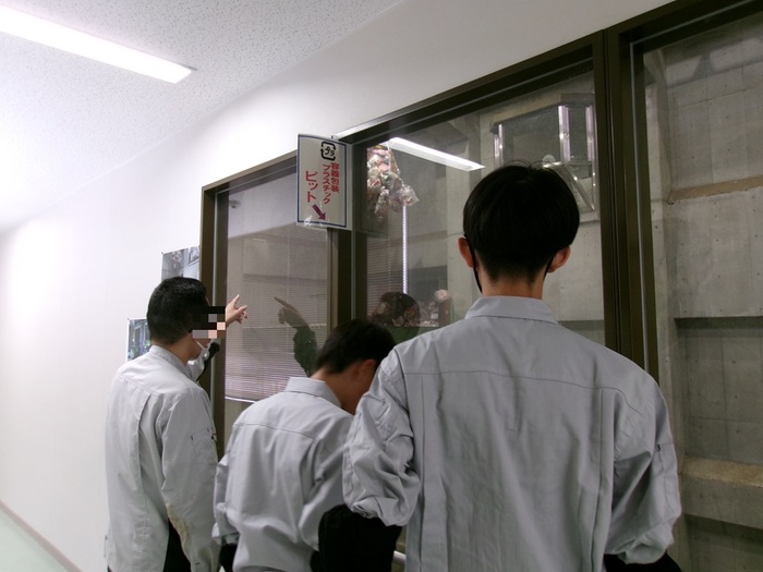 写真:工場見学(容器包装プラスチックのピット)