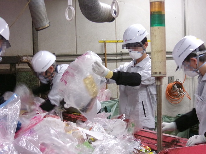 画像:容器包装プラスチック手選別作業体験2