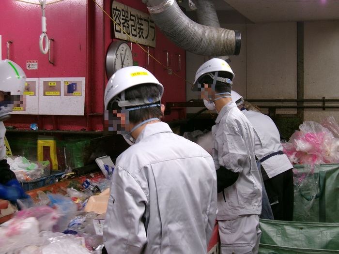 画像:容器包装プラスチック手選別作業体験3