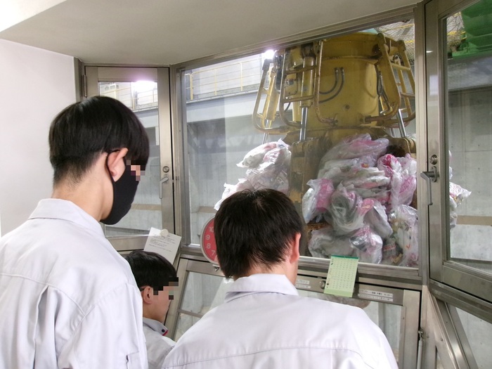 画像:クレーン操作見学