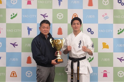 写真:大松市長 表敬訪問【道越 大地さん(空手)】での様子 11月7日