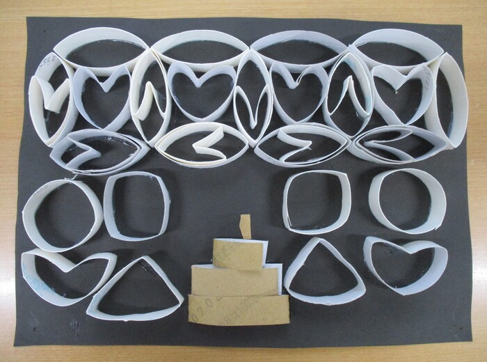 個人作品　12　大輪の中にさく茶色の花