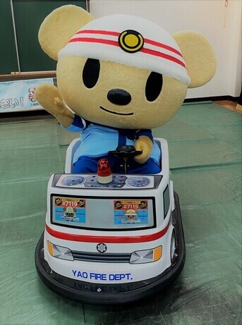 キャラクターがバッテリーカーに乗っている写真