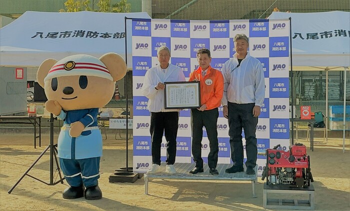 八尾市長とロータリークラブ様とキャラクターの写真