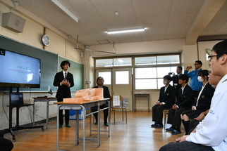 アルマンさんの話を聞く生徒たち